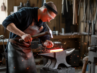 Où rencontrer des forgerons contemporains et comprendre la place du métal dans l'artisanat local