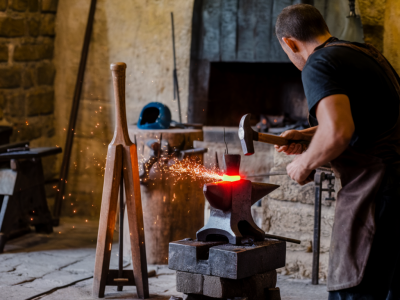 Quels signes observer pour identifier une forge active et comment proposer un partenariat école‑forgeron en bourgogne